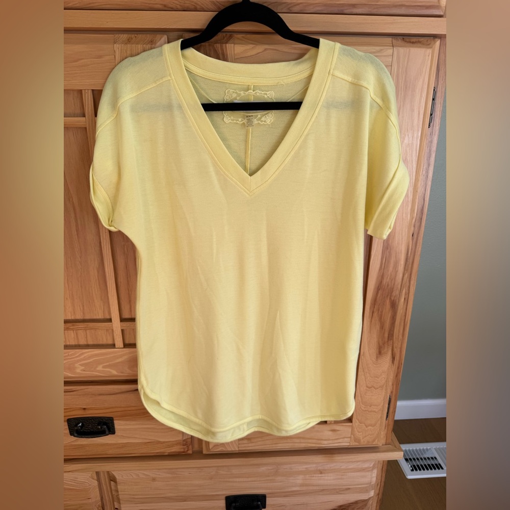 Cupio Light‎ Yellow V-Neck Short Sleeve Top